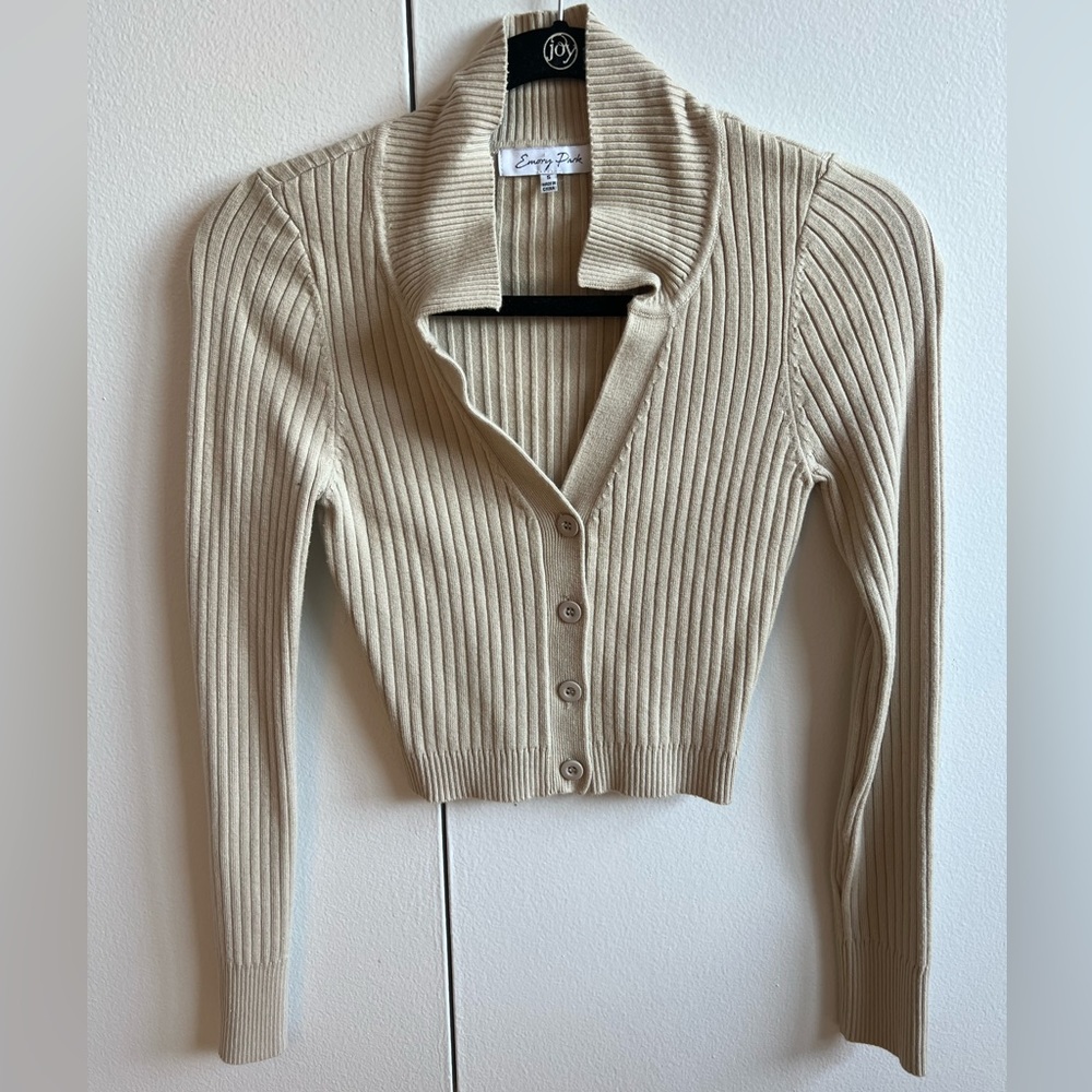 EMORY PARK BUTTON DOWN COLLARED SWEATER IN TAN. SIZE SMALL.